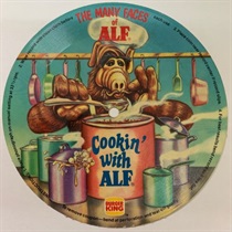 THE MANY FACES OF ALF COOKIN WITH ALF (USED)